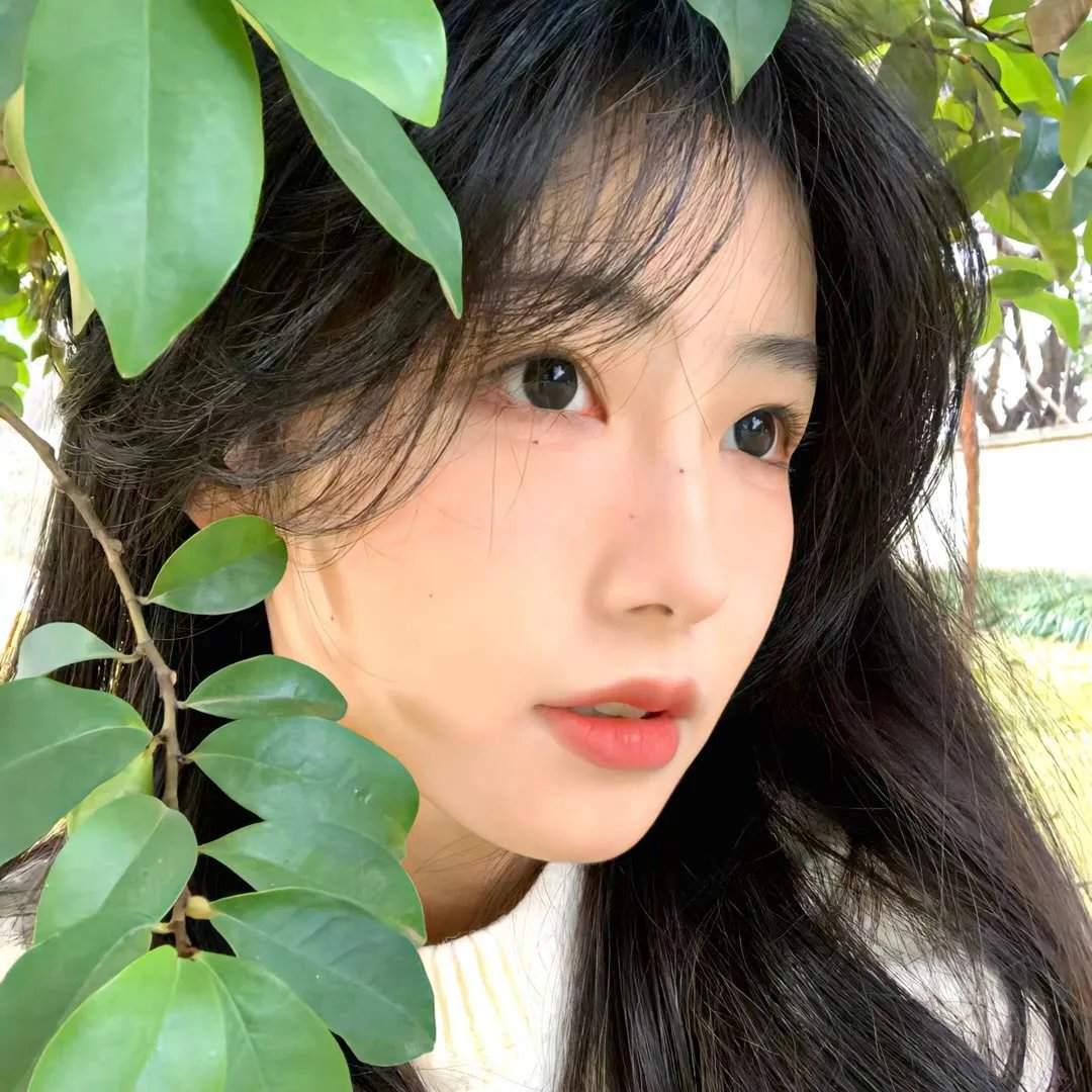 背后的她,眼前的我